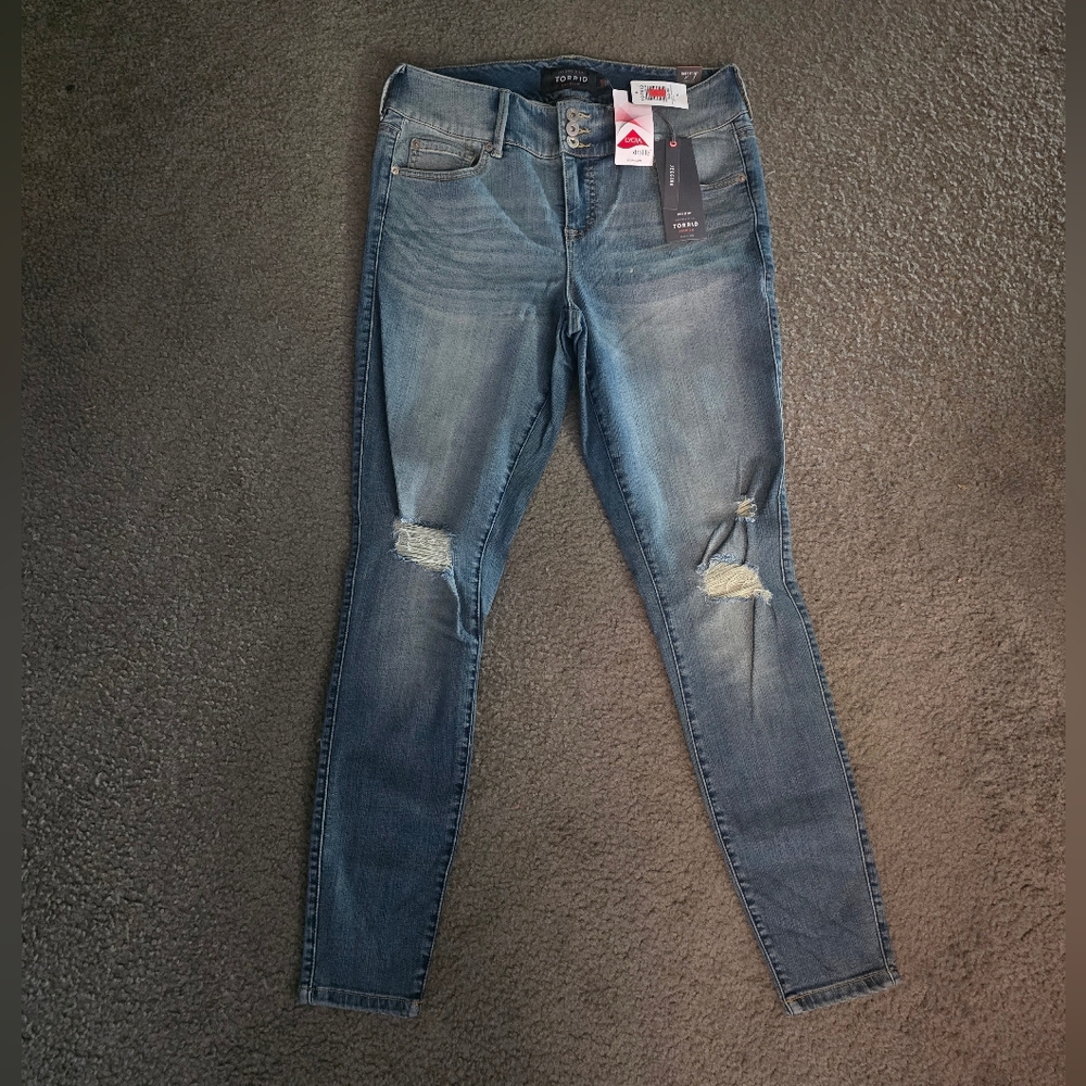 NWT Torrid Jeggings 14T Medium Destroy Wash